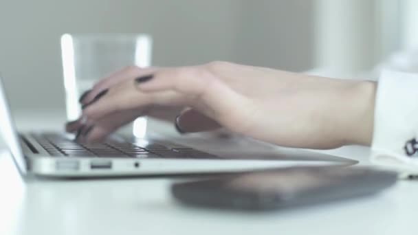 Femme d'affaires travaillant sur ordinateur portable — Video