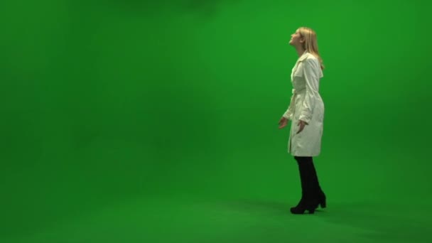 Woman walking on green background — Stock Video