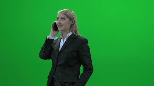 Бізнес-леді розмовляє по телефону — стокове відео