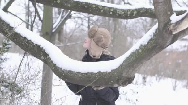 Vrouw genieten van winterdag — Stockvideo