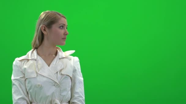 Woman standing on green screen — Stock Video