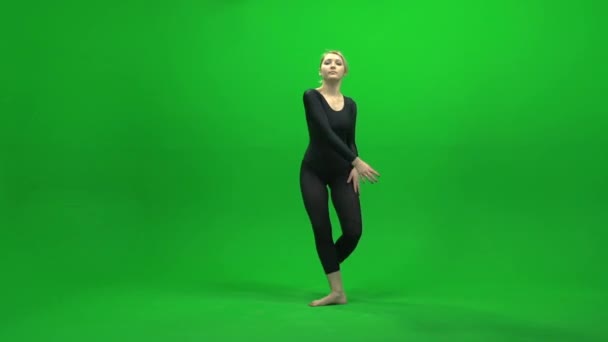 緑色の画面に対してダンスの女性 — ストック動画