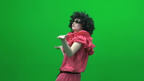 Женщина танцует сумасшедшая — стоковое видео