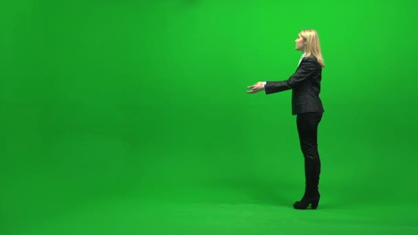 Businesswoman standing on green screen — Stock Video