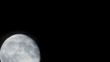 Gece gökyüzünde dolunay