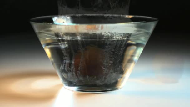 Apple spatten in kom met water — Stockvideo