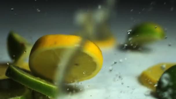 Citroen mix spetteren in water — Stockvideo