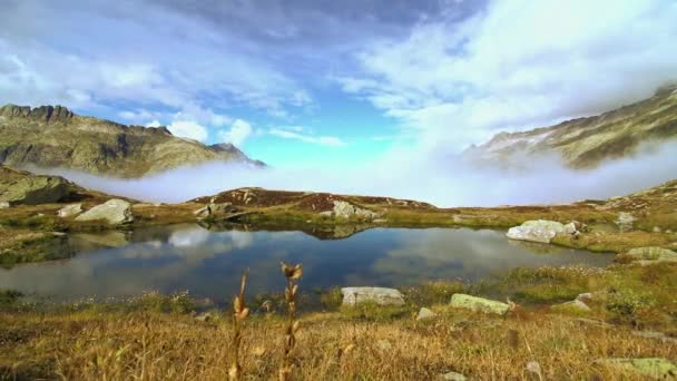 Paisaje de montaña con lago — Vídeos de Stock