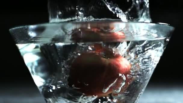 水を入れたボウルの中で水しぶきアップル — ストック動画