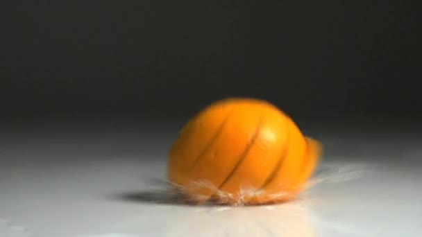 Нарізаний апельсин падає — стокове відео