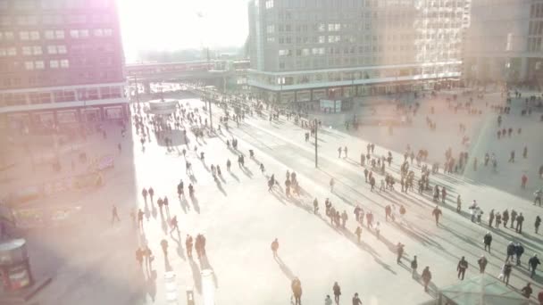 Menschen, die auf der Straße gehen — Stockvideo