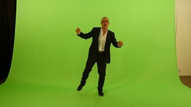 Adam yeşil ekran karşı dans
