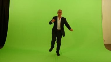 Adam yeşil ekran karşı dans