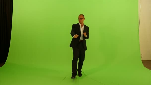 Человек танцует против зеленого экрана — стоковое видео
