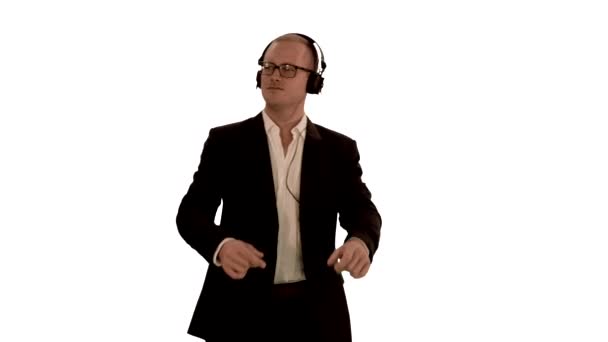 Hombre bailando con auriculares — Vídeo de stock