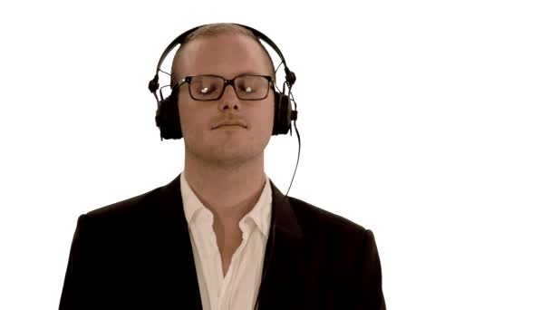 Человек в наушниках, слушающий музыку — стоковое видео