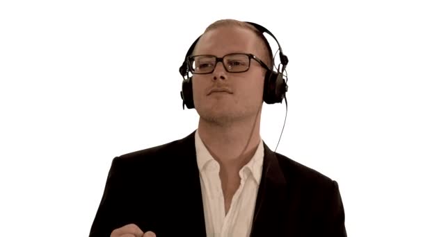 Entspannter junger Mann hört Musik — Stockvideo