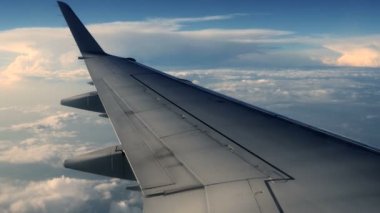 Uçak yalak fırtına bulutları uçuyor