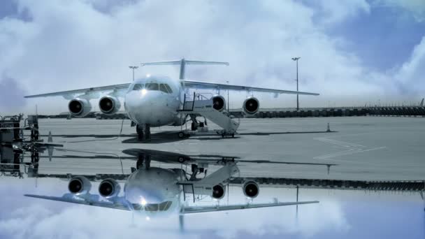 Avião em pé na doca do aeroporto — Vídeo de Stock