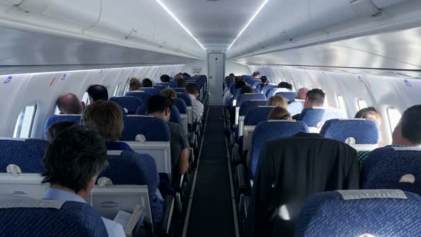 Los pasajeros están sentados dentro del avión. — Vídeos de Stock