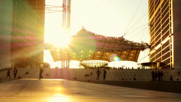 La gente passa dall'architettura moderna — Video Stock