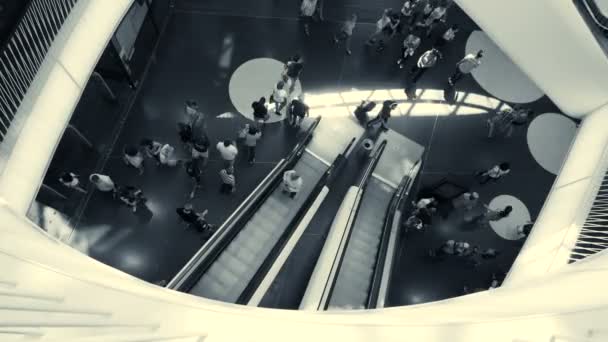 Люди движутся на современных эскалаторах — стоковое видео