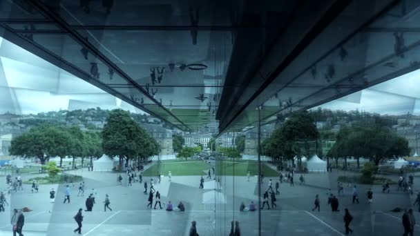 Les gens marchent devant le nouveau bâtiment — Video