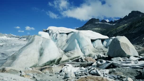 Gletsjers bedekt met bescherming deken — Stockvideo
