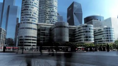 İnsanlar yürüyüş pass modern yeni binalar