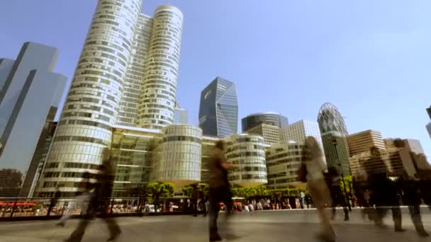 La gente pasa por modernos edificios nuevos — Vídeos de Stock