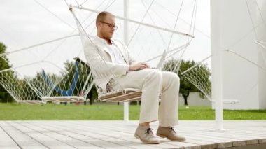 İşadamı salıncakta, oturma çalışma