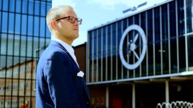 adam gelecek hakkında düşünmek