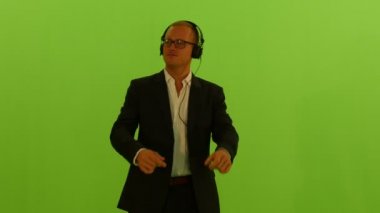 Genç adam dans, müzik