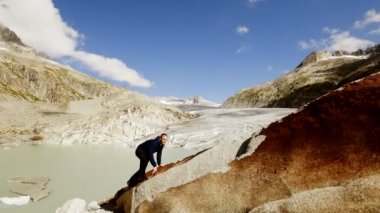 Uzun yürüyüşe çıkan kimse dağın tepesinde yürüyor