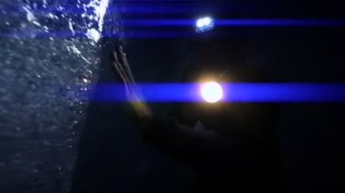 Araştırmacı buz buzul içinde keşfetmek