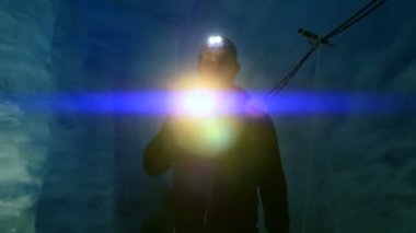 Araştırmacı buz buzul içinde keşfetmek