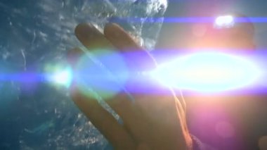 Araştırmacı buz buzul içinde keşfetmek