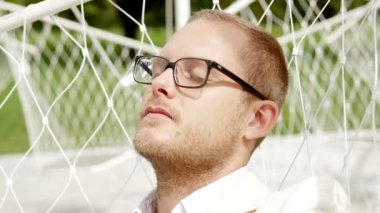 Rahat adam hızıyla oturuyor