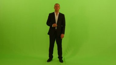 Adam yeşil arka plan üzerinde izole