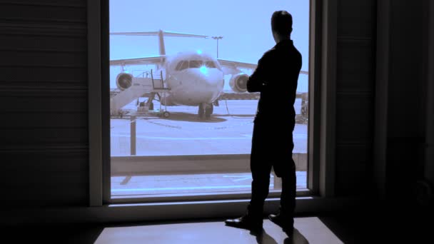 Passager en attente à l'aéroport — Video