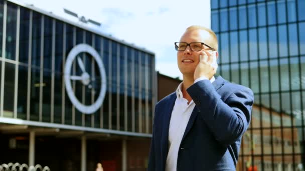 Businessman talking on the phone — Stock Video