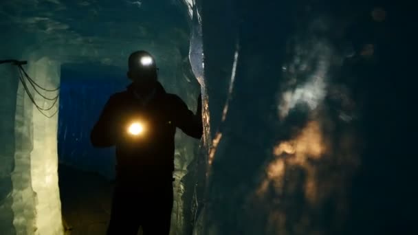 Исследователь исследует лёд внутри ледника — стоковое видео