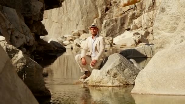 Hombre relajándose en el lago de montaña — Vídeos de Stock