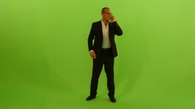 İşadamı cep telefonuyla konuşuyor