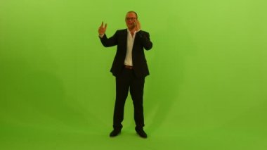 İşadamı cep telefonuyla konuşuyor