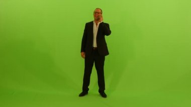 İşadamı cep telefonuyla konuşuyor