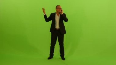 İşadamı cep telefonuyla konuşuyor