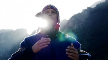 Açık havada etkinlik yapan genç erkek