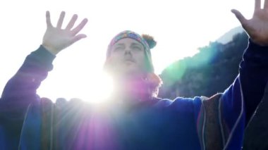 Açık havada etkinlik yapan genç erkek