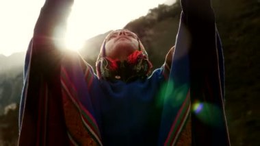 Açık havada etkinlik yapan genç erkek